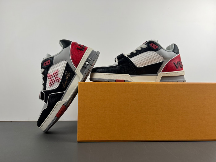 LV TRAINER SNEAKER LV-000555