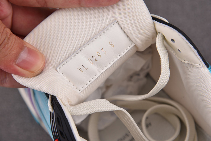 LV SNEAKER LV-000122