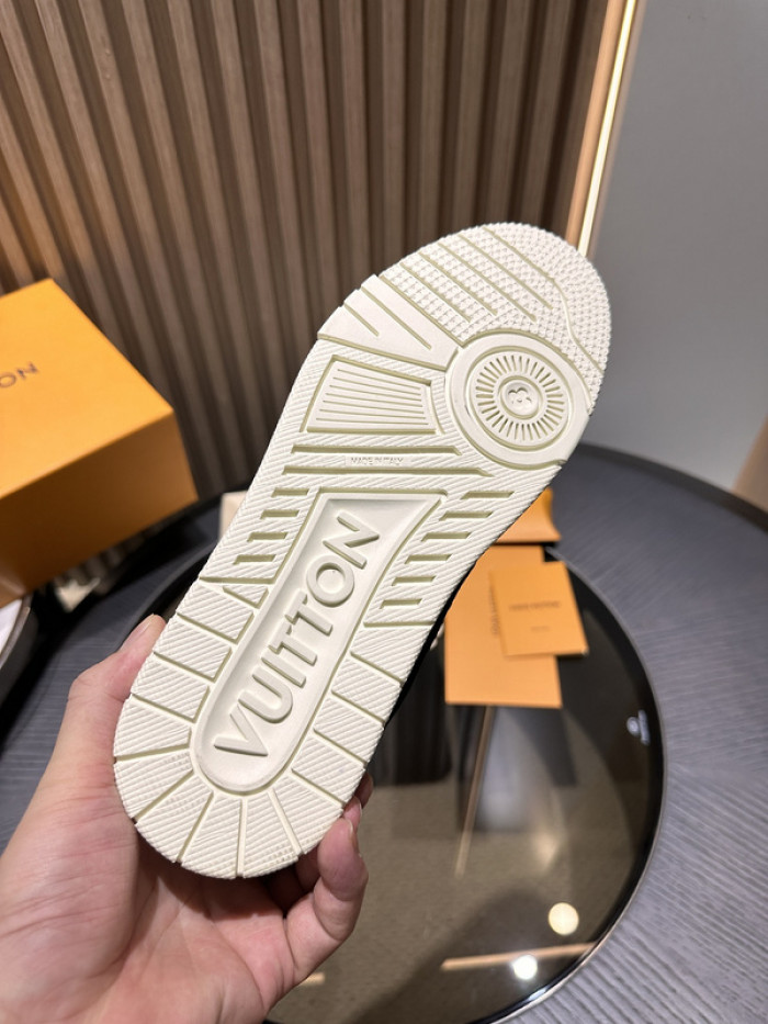 LV TRAINER SNEAKER LV-000566