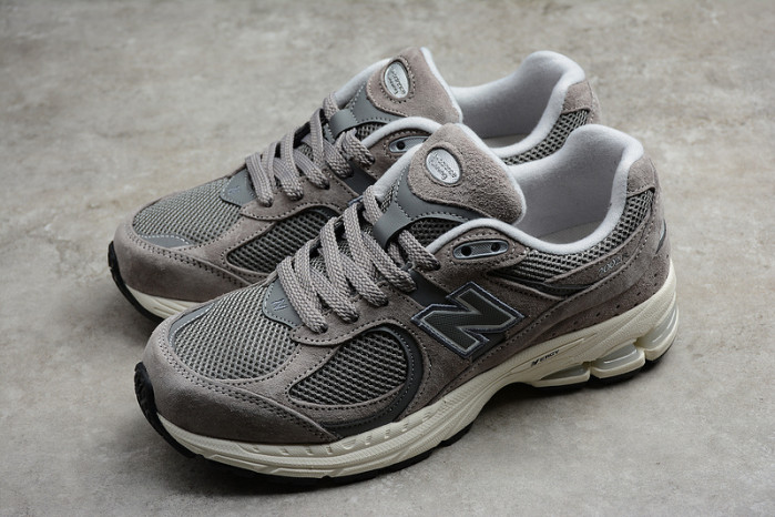 NEW BALANCE SNEAKER 002