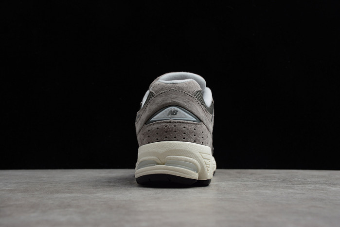 NEW BALANCE SNEAKER 002